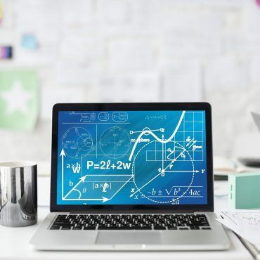 Computerbildschirm mit mathematischen Symbolen und Grafiken