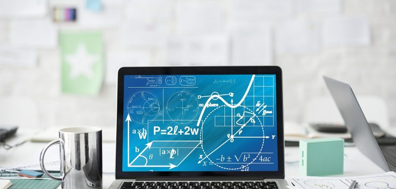 Computerbildschirm mit mathematischen Symbolen und Grafiken